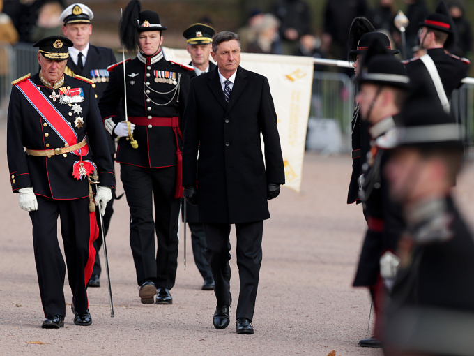 President Pahor inspiserer æresgarden, ledsaget av Kong Harald. Foto: Stian Lysberg Solum / NTB scanpix